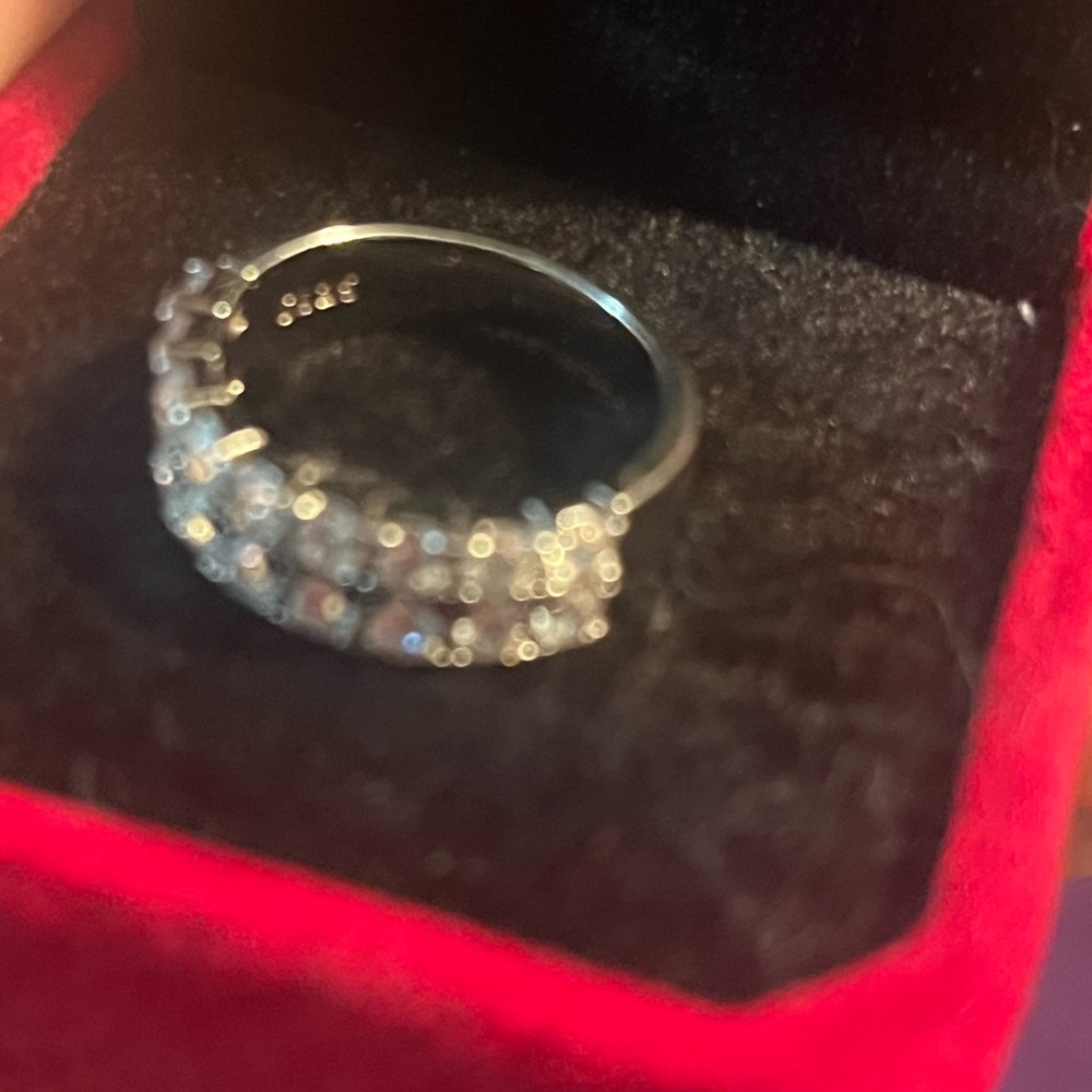 Elegant 925 Silver Band with Sparkling Stones